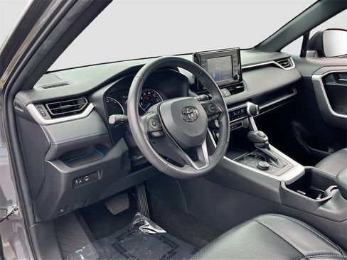 Used 2022 Toyota RAV4 SE image 9