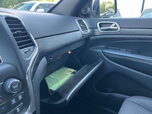 Used 2020 Jeep Grand Cherokee Laredo AWD/4WD image 11