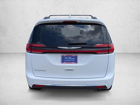 Used 2022 Chrysler Pacifica Touring-L FWD image 6