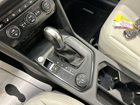 Used 2019 Volkswagen Tiguan SE w/ Panoramic Sunroof Package image 17