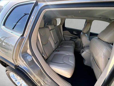 Used 2019 Jeep Cherokee Latitude w/ Popular Appearance Group FWD image 26