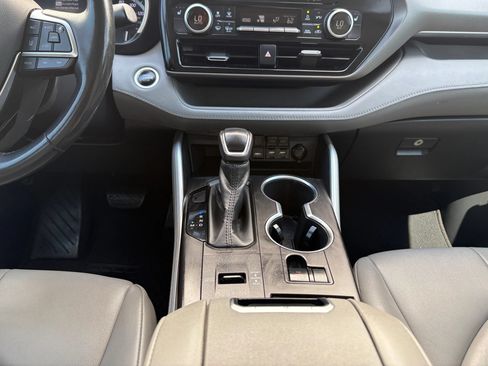 Used 2020 Toyota Highlander XLE FWD image 14
