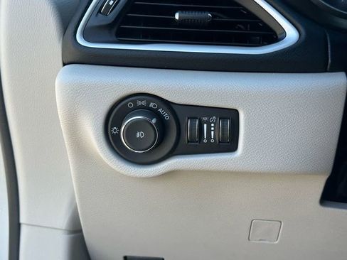 Used 2024 Chrysler Pacifica Touring-L FWD image 21