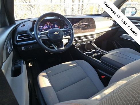 Used 2025 Chevrolet Traverse LT image 20