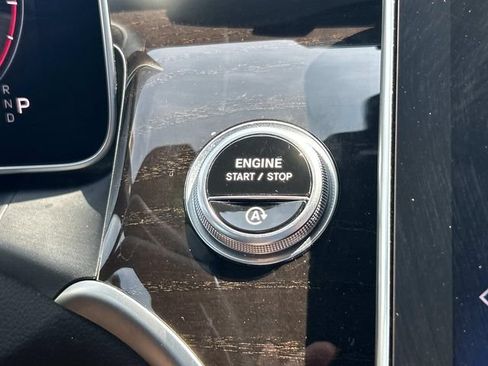 Used 2024 Mercedes-Benz GLC 300 4MATIC image 29