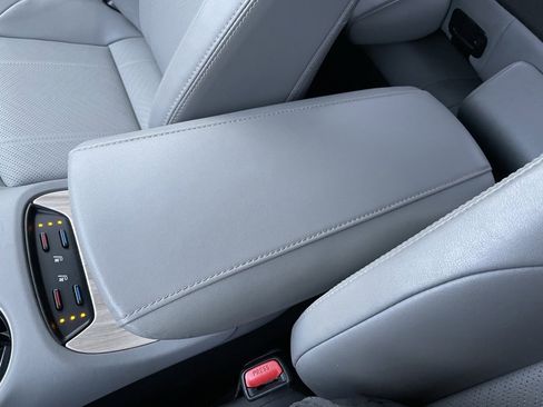 Used 2021 Toyota Venza XLE image 47