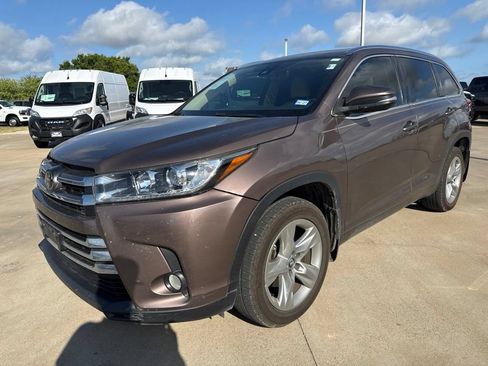 Used 2017 Toyota Highlander Limited FWD image 3