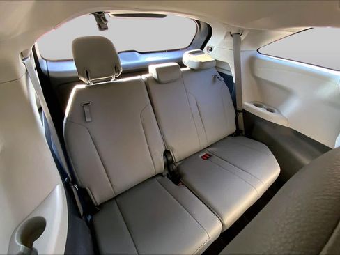 Used 2021 Toyota Sienna XLE FWD image 36