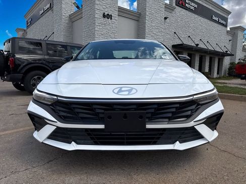 Used 2025 Hyundai Elantra Sport image 2