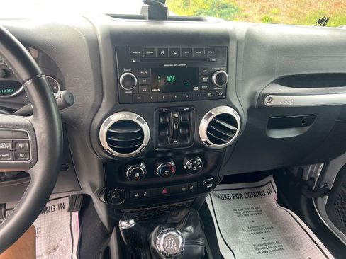 Used 2018 Jeep Wrangler Unlimited Rubicon w/ Cold Weather Group image 19