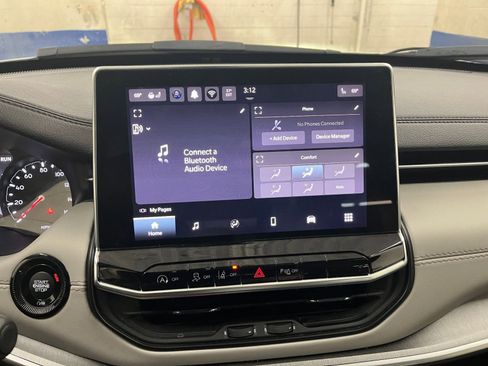 Used 2025 Jeep Compass Limited image 17