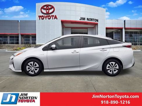 Used 2018 Toyota Prius Two w/ Prius Two Safety Plus Package FWD image 5