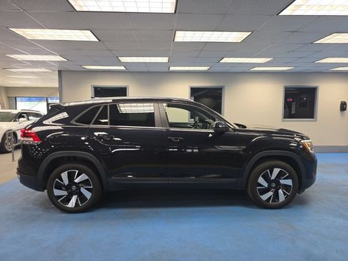 Used 2025 Volkswagen Atlas Cross Sport SE FWD image 2