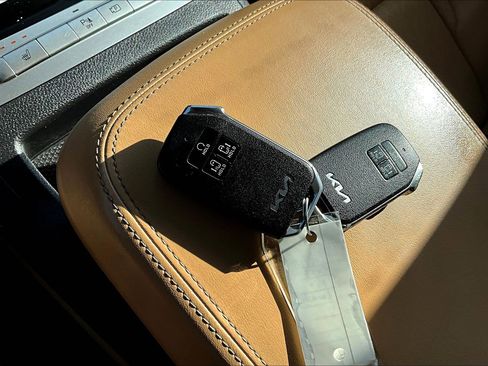 Used 2023 Kia Carnival LX image 10