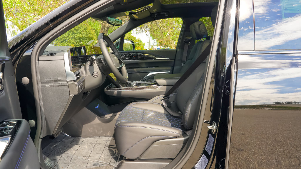 Used 2026 Cadillac Escalade IQL Luxury AWD/4WD image 15