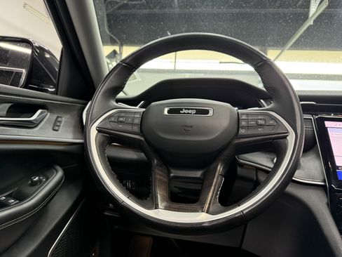 Used 2022 Jeep Grand Cherokee Limited AWD/4WD image 16