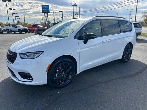 New 2026 Chrysler Pacifica Select w/ S Appearance Package FWD image 3