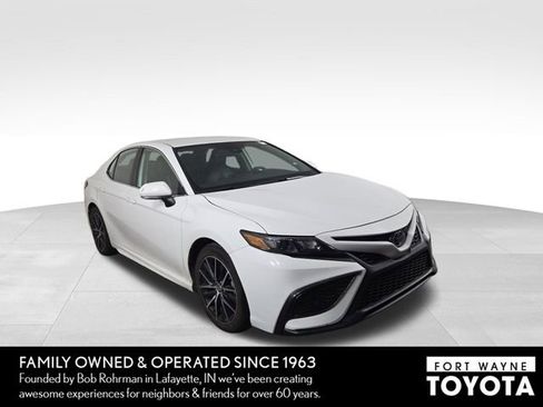 Used 2024 Toyota Camry SE image 4