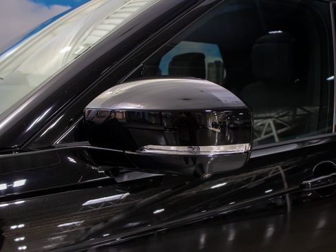 Certified 2025 Land Rover Discovery Metropolitan Edition image 10