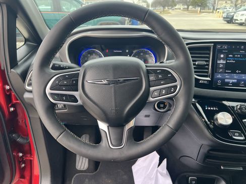 Used 2025 Chrysler Pacifica Select image 17