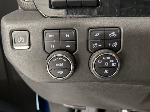 Used 2022 Chevrolet Silverado 1500 ZR2 w/ Technology Package image 24