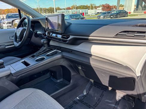 Certified 2025 Toyota Sienna LE image 40