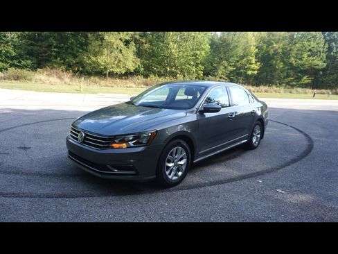 Used 2017 Volkswagen Passat 1.8T S image 1
