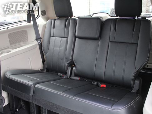 Used 2015 Chrysler Town & Country Touring-L w/ Driver Convenience Group image 23