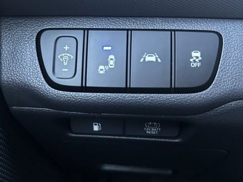 Used 2022 Hyundai Ioniq SE image 27