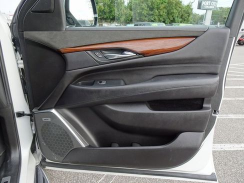Used 2017 Cadillac Escalade Premium Luxury image 19