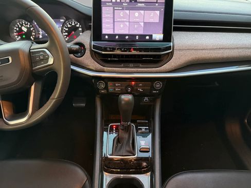 Used 2022 Jeep Compass Latitude image 11