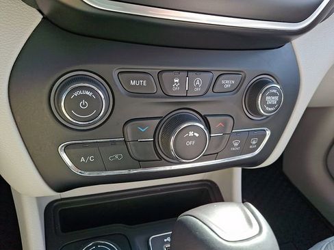 Used 2021 Jeep Cherokee Latitude Lux AWD/4WD image 16