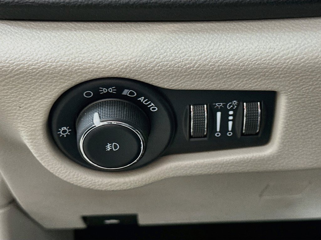 Used 2024 Chrysler Pacifica Touring-L FWD image 24