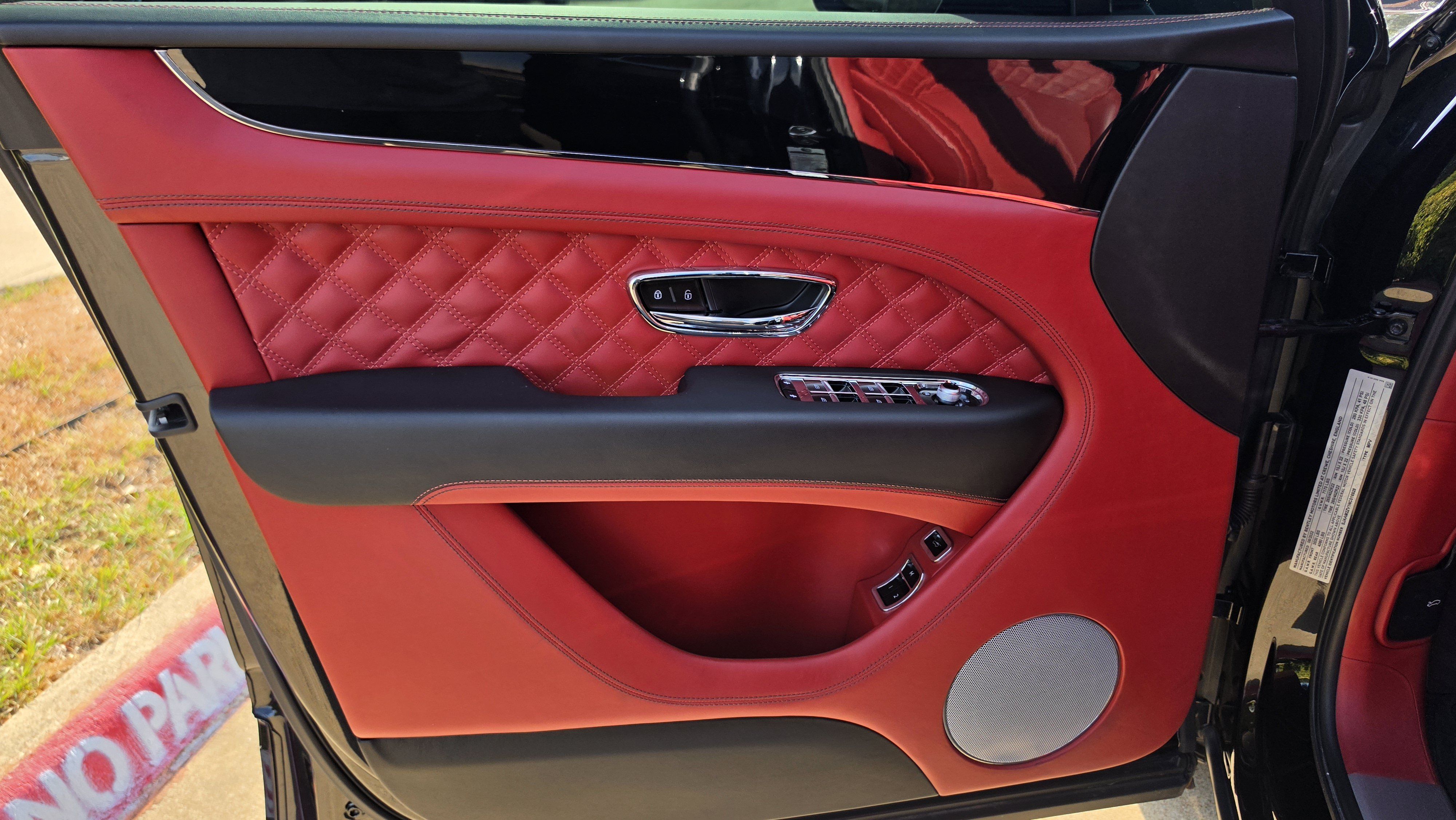 Used 2022 Bentley Bentayga AWD/4WD image 29