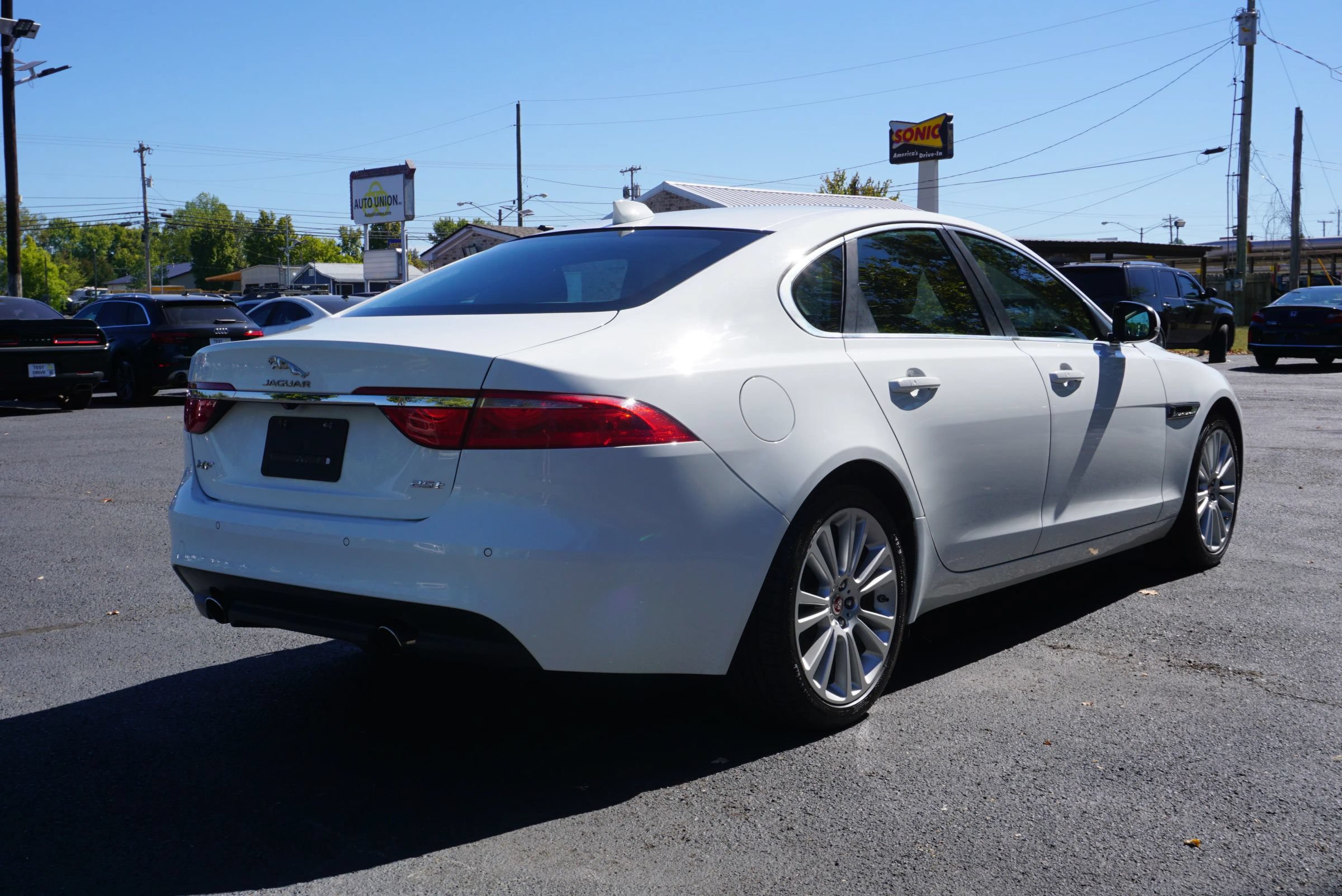 Used 2019 Jaguar XF Premium RWD image 5