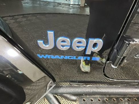 Used 2024 Jeep Wrangler Unlimited w/ Convenience Group AWD/4WD image 10