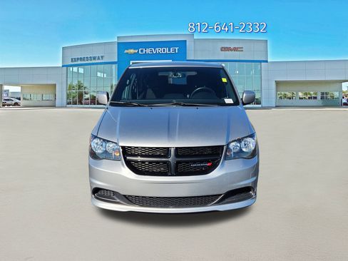 Used 2015 Dodge Grand Caravan SE image 2