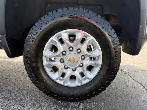 Used 2024 Chevrolet Silverado 2500 LT AWD/4WD image 18