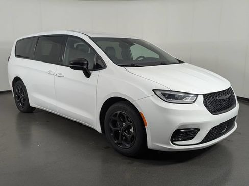 Used 2024 Chrysler Pacifica Limited FWD image 2