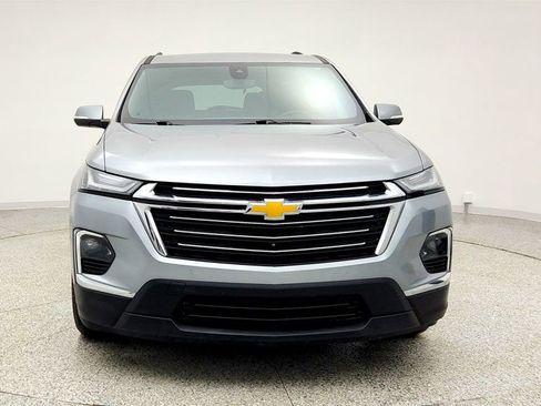 Used 2023 Chevrolet Traverse LT image 2
