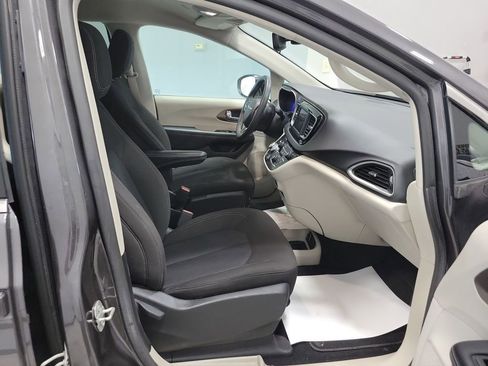 Used 2023 Chrysler Voyager LX FWD image 22