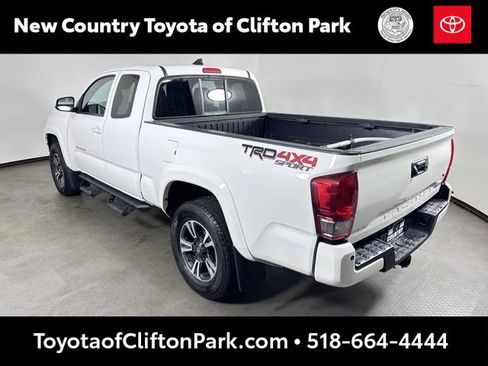 Used 2017 Toyota Tacoma TRD Sport image 5