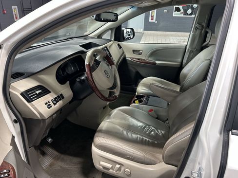 Used 2012 Toyota Sienna Limited w/ Premium Pkg AWD/4WD image 11