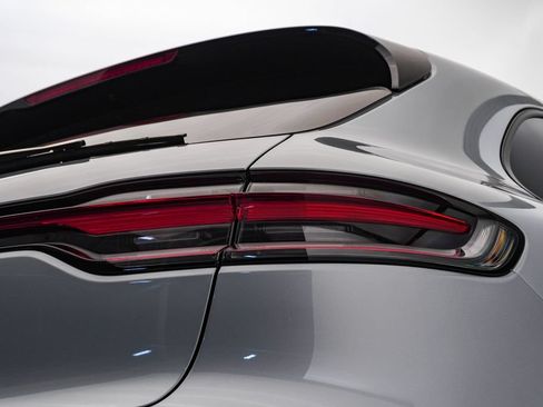 Certified 2026 Porsche Macan AWD/4WD image 12