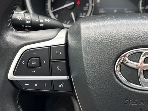 Used 2022 Toyota Highlander XLE FWD image 23