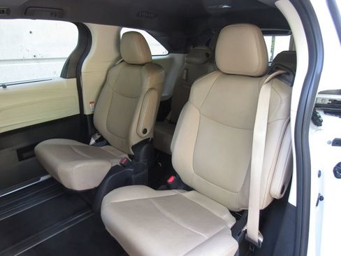 Used 2023 Toyota Sienna XLE w/ XLE Plus Package AWD/4WD image 17