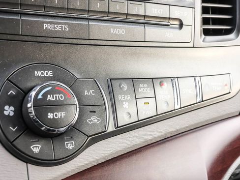 Used 2014 Toyota Sienna XLE image 23