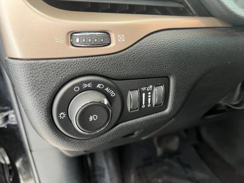 Used 2017 Jeep Cherokee Latitude w/ Cold Weather Group image 28