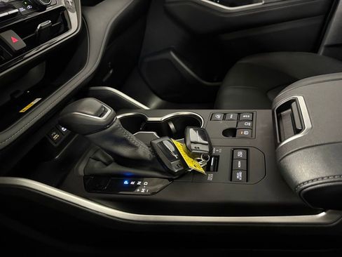 Used 2024 Toyota Highlander XLE image 15