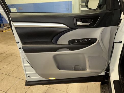 Used 2019 Toyota Highlander XLE image 30
